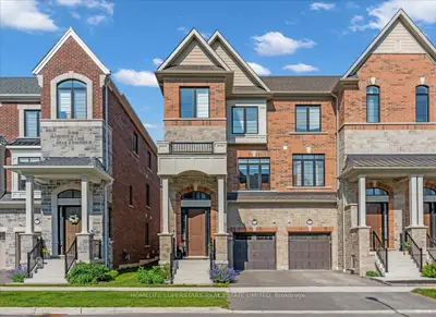 Att/Row/Townhouse in Whitby