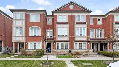 Att/Row/Townhouse in Toronto