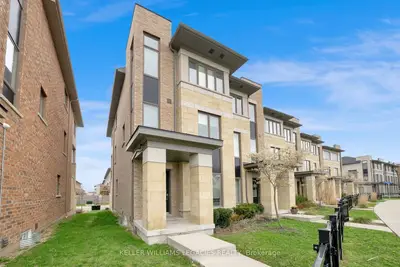 Att/Row/Townhouse in Whitby