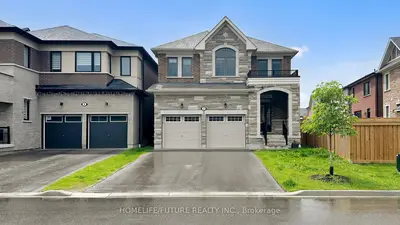 Detached in Whitby