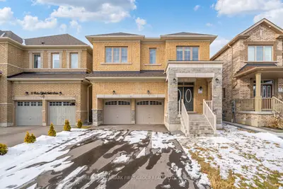 Detached in Whitby