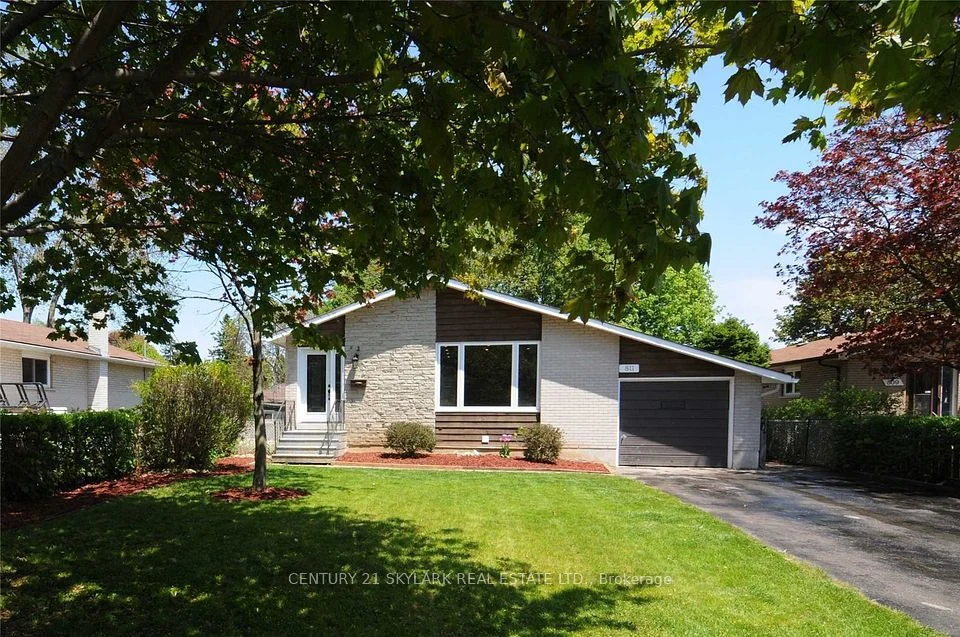 811A Helen Crescent, Pickering, ON L1W 1V1