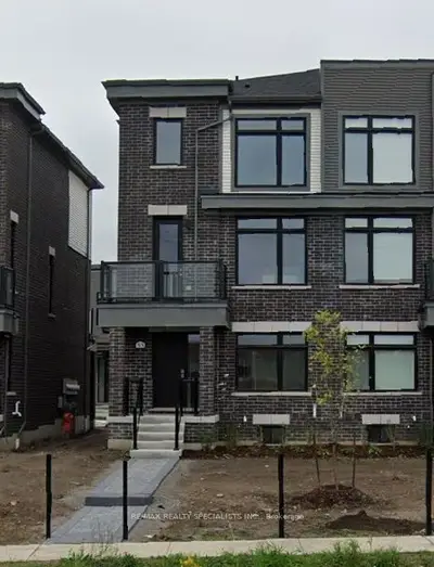 Att/Row/Townhouse in Whitby