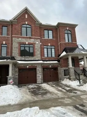 Att/Row/Townhouse in Whitby
