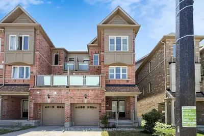 Att/Row/Townhouse in Toronto