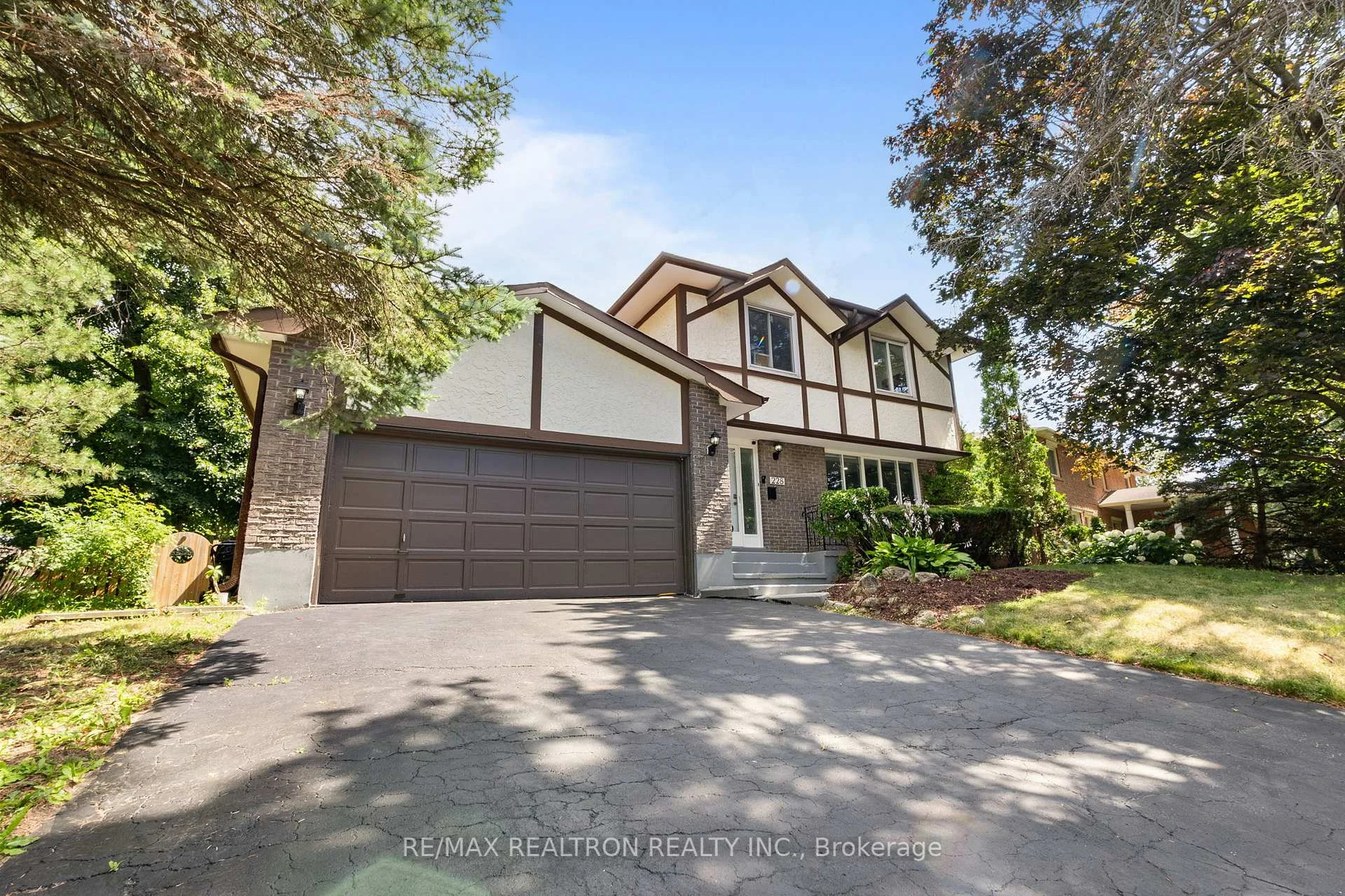 228 Sherwood Court E, Oshawa, ON L1G 6R8