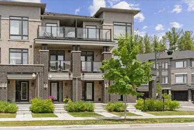 Att/Row/Townhouse in Whitby