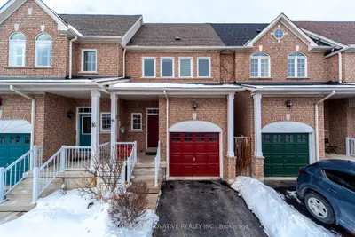 Att/Row/Townhouse in Whitby