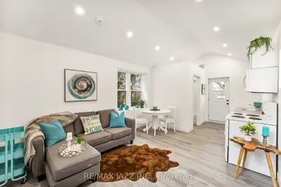 Detached in Scugog