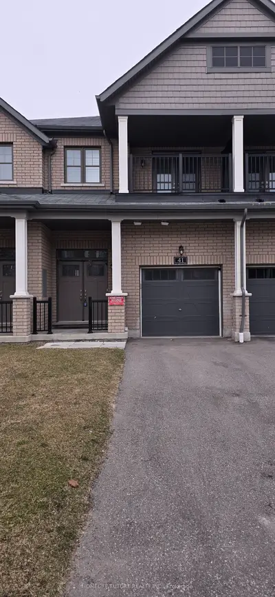 Att/Row/Townhouse in Whitby