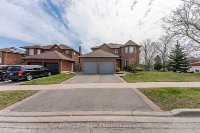 Detached in Whitby