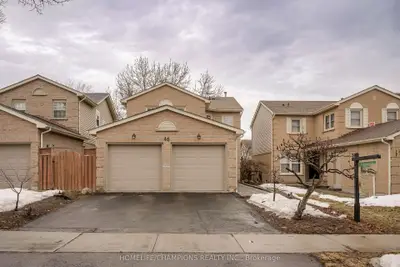Detached in Whitby