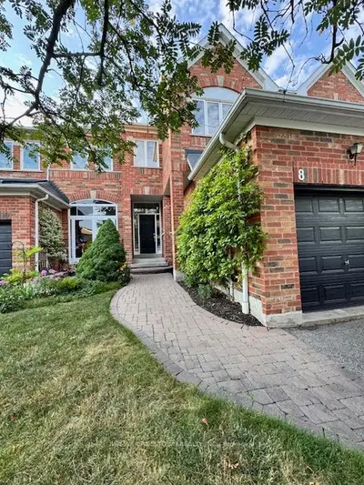 Att/Row/Townhouse in Whitby