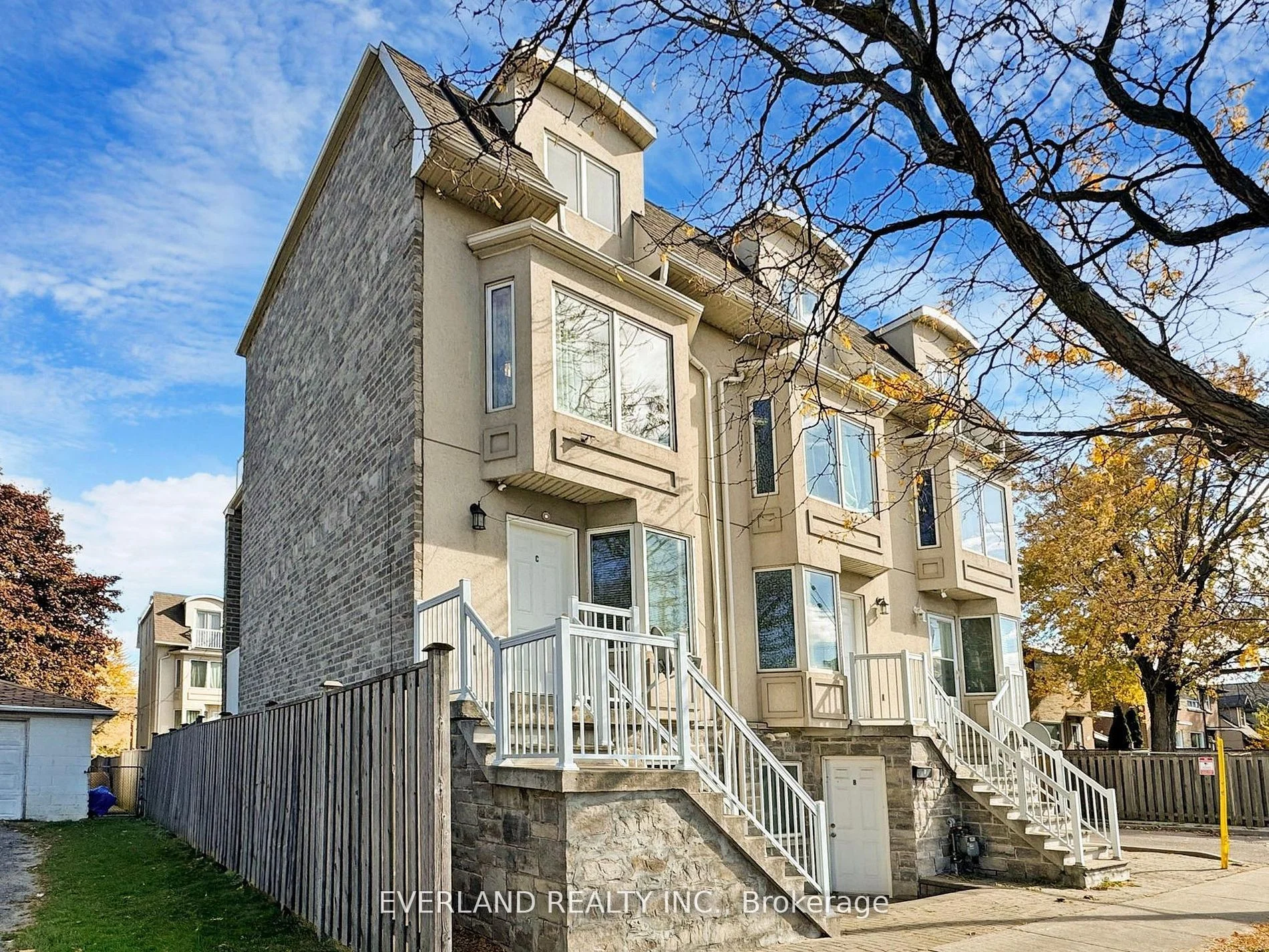 Att/Row/Townhouse in Toronto