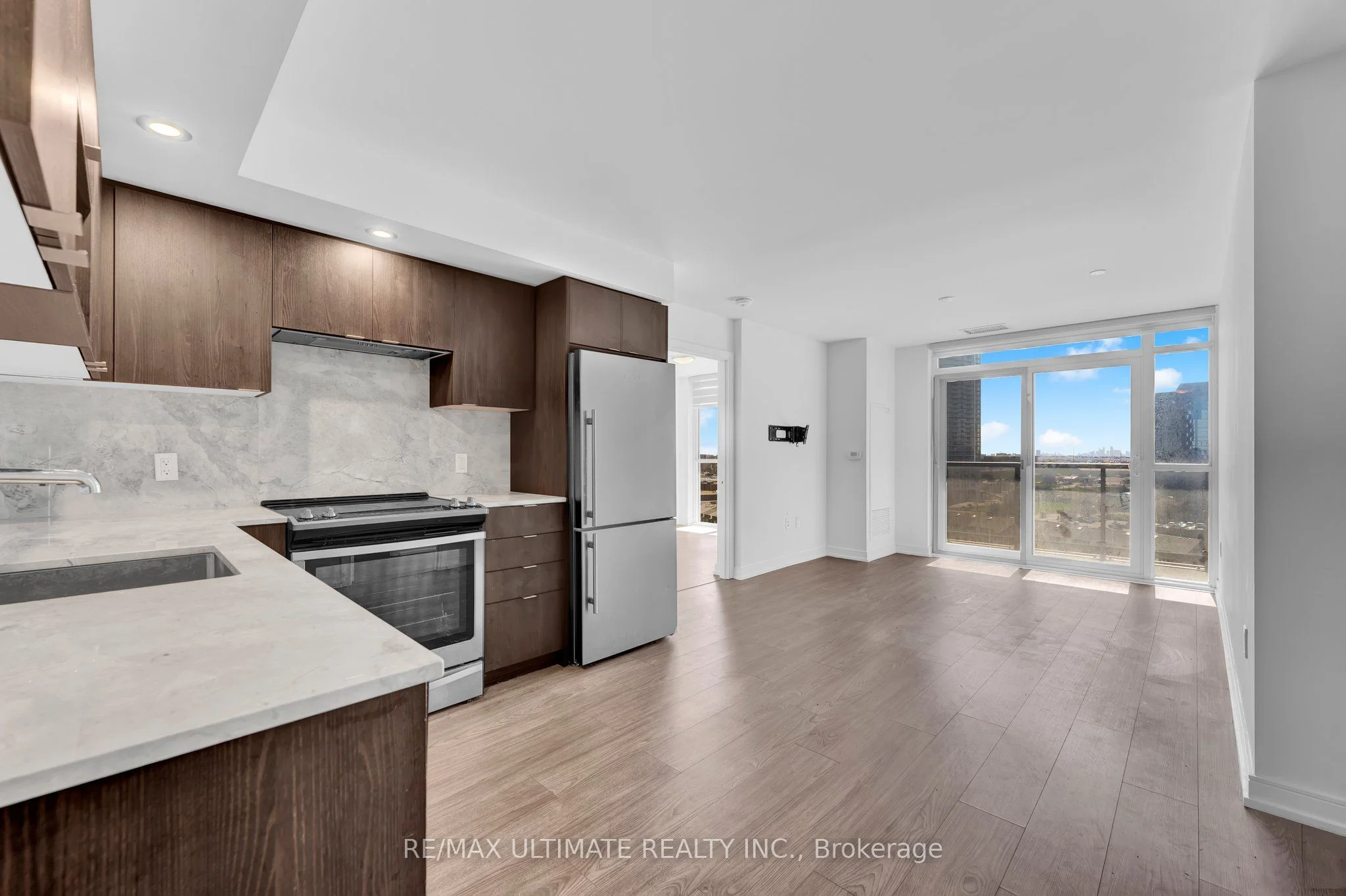 225 Village Green Square 1006, Toronto E07, ON M1S 0N4