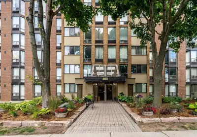 Condo Apartment in Pickering