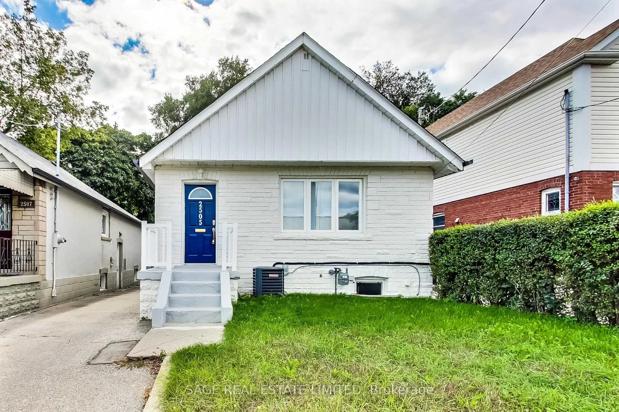 2505 Gerrard St Street E Lower, Toronto E06, ON M1N 1W7
