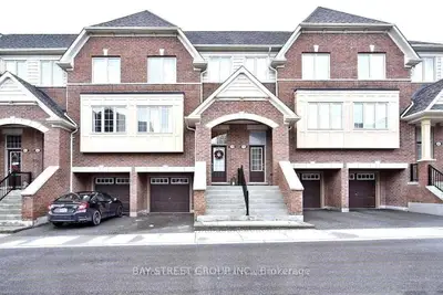 Att/Row/Townhouse in Oshawa