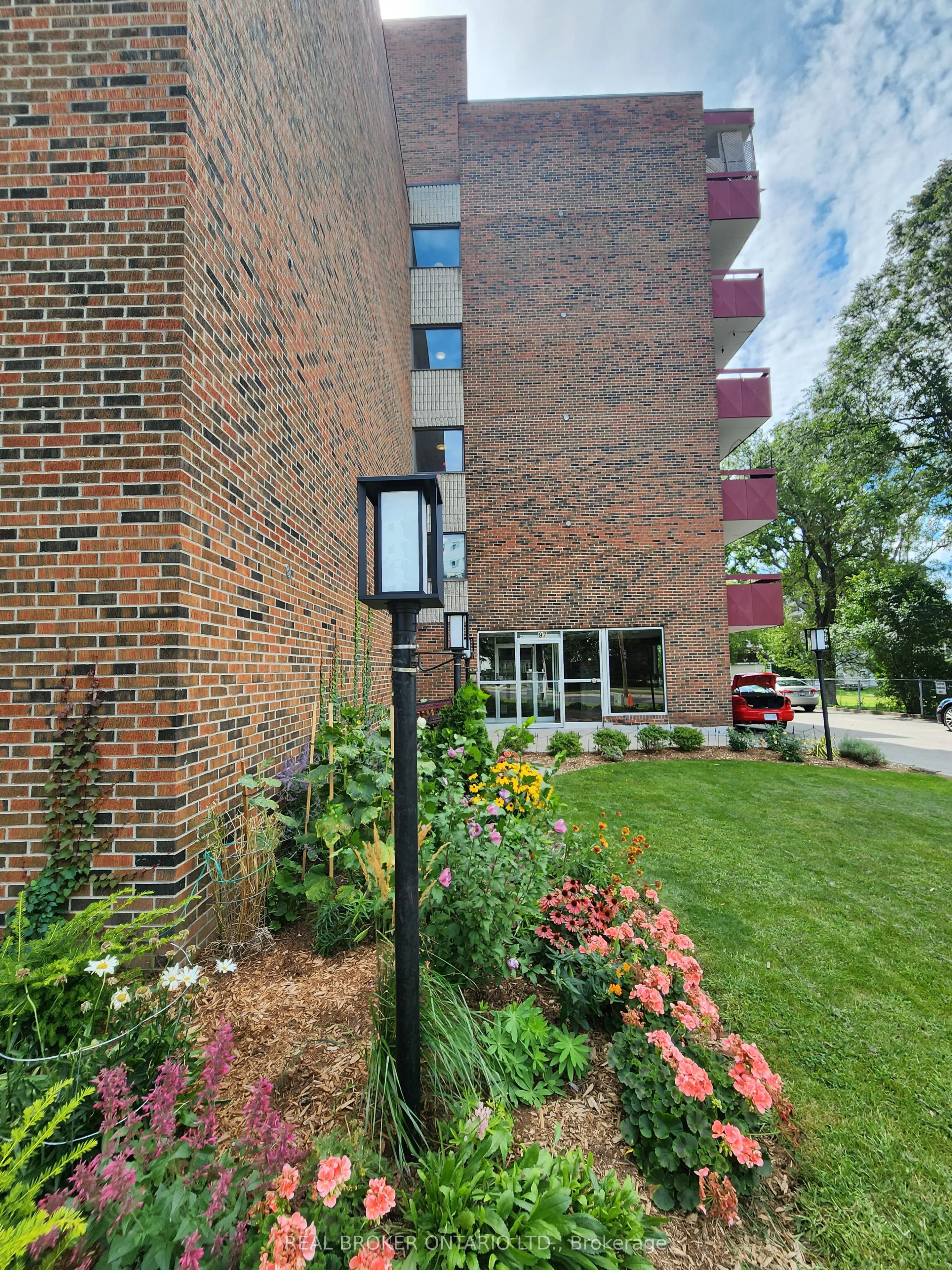 97 Nonquon Road 102, Oshawa, ON L1G 3R8
