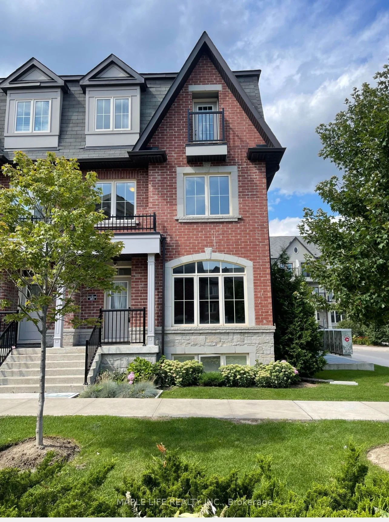 Att/Row/Townhouse in Toronto