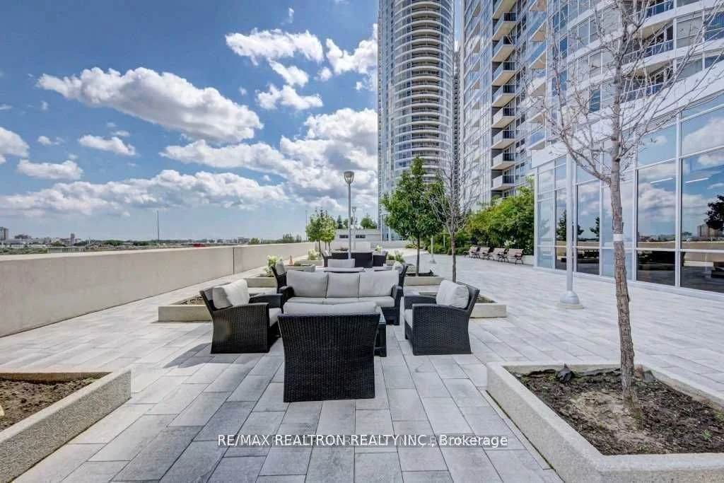 181 Village Green Square 1516, Toronto E07, On M1s 0k6