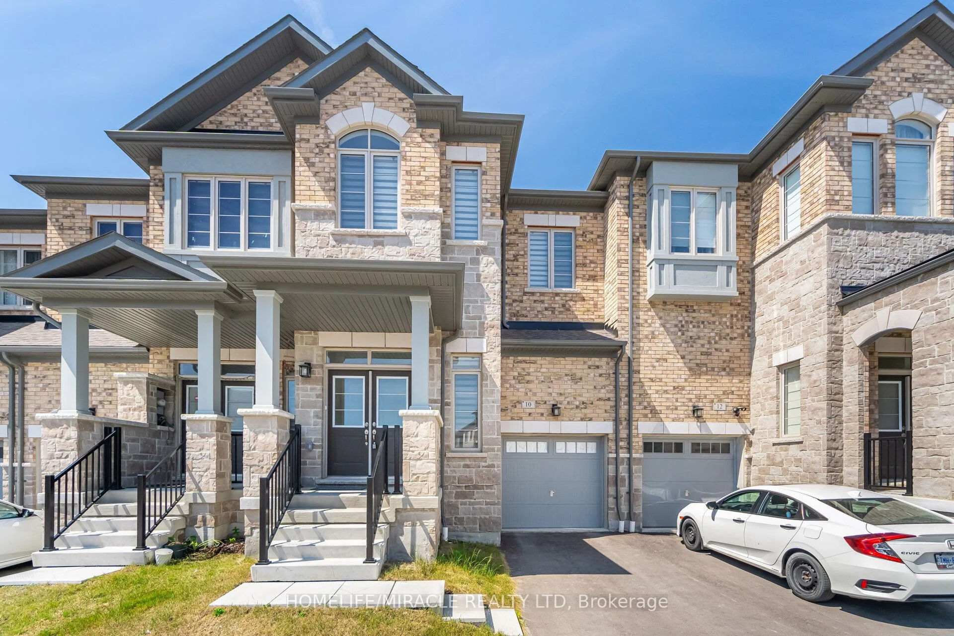 Att/Row/Townhouse in Whitby