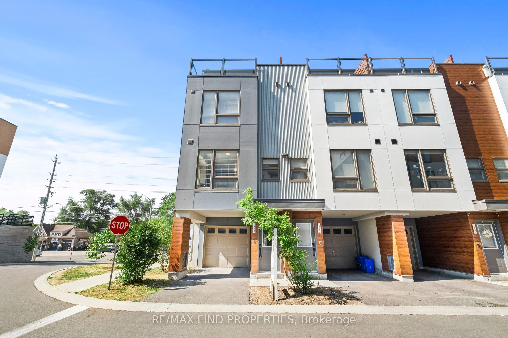 Att/Row/Townhouse in Oshawa