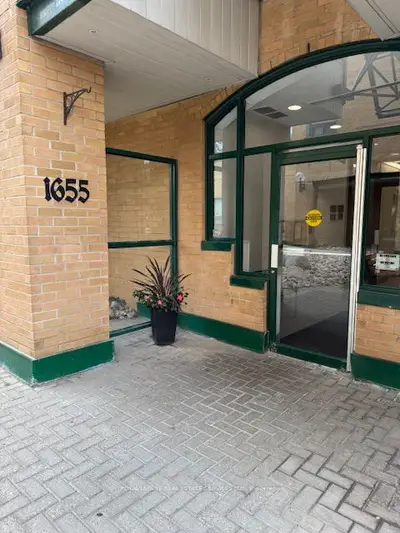 Condo Apartment in Pickering