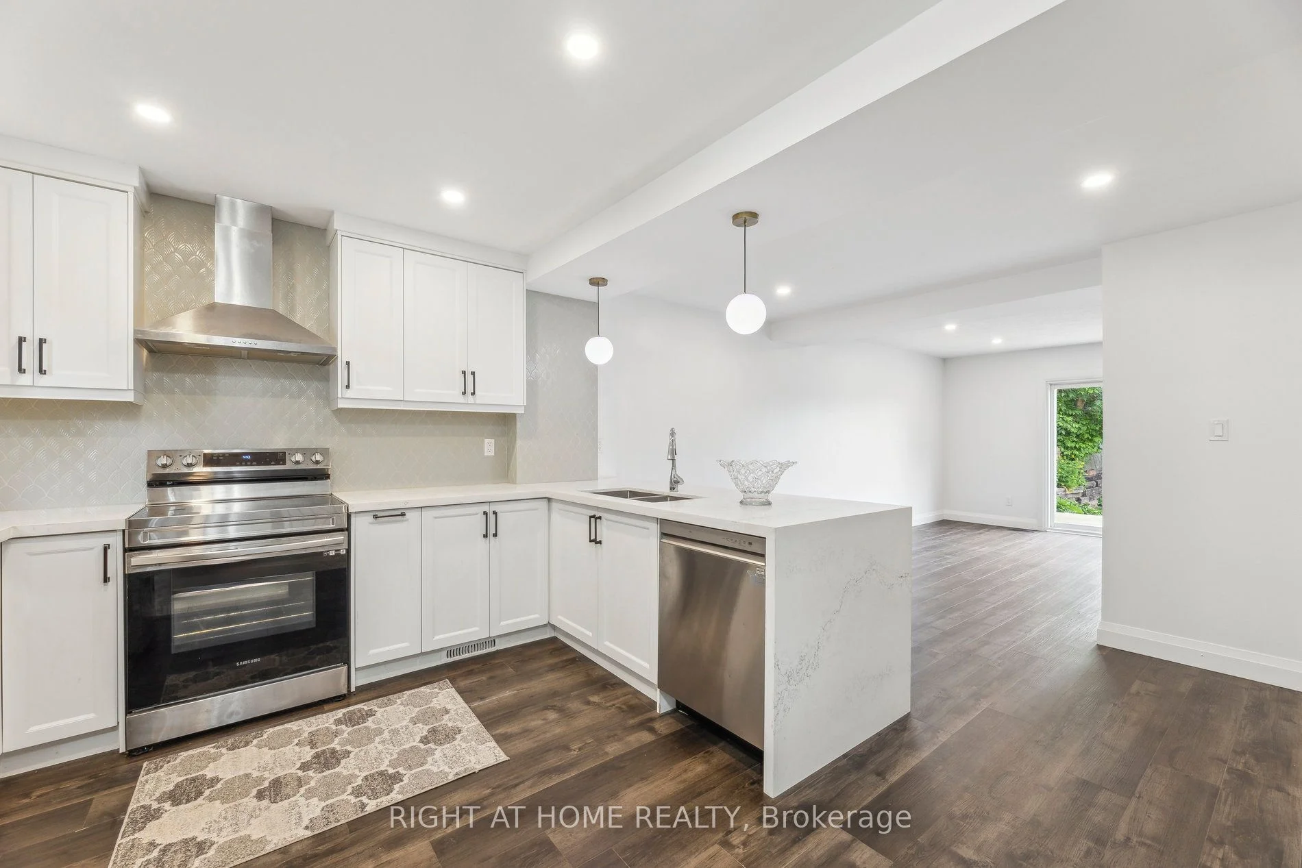 1183 Southdale Avenue, Oshawa, ON L1H 7Z1