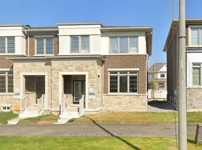 Att/Row/Townhouse in Whitby