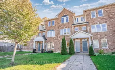 Att/Row/Townhouse in Toronto