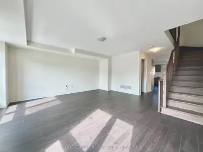Att/Row/Townhouse in Oshawa