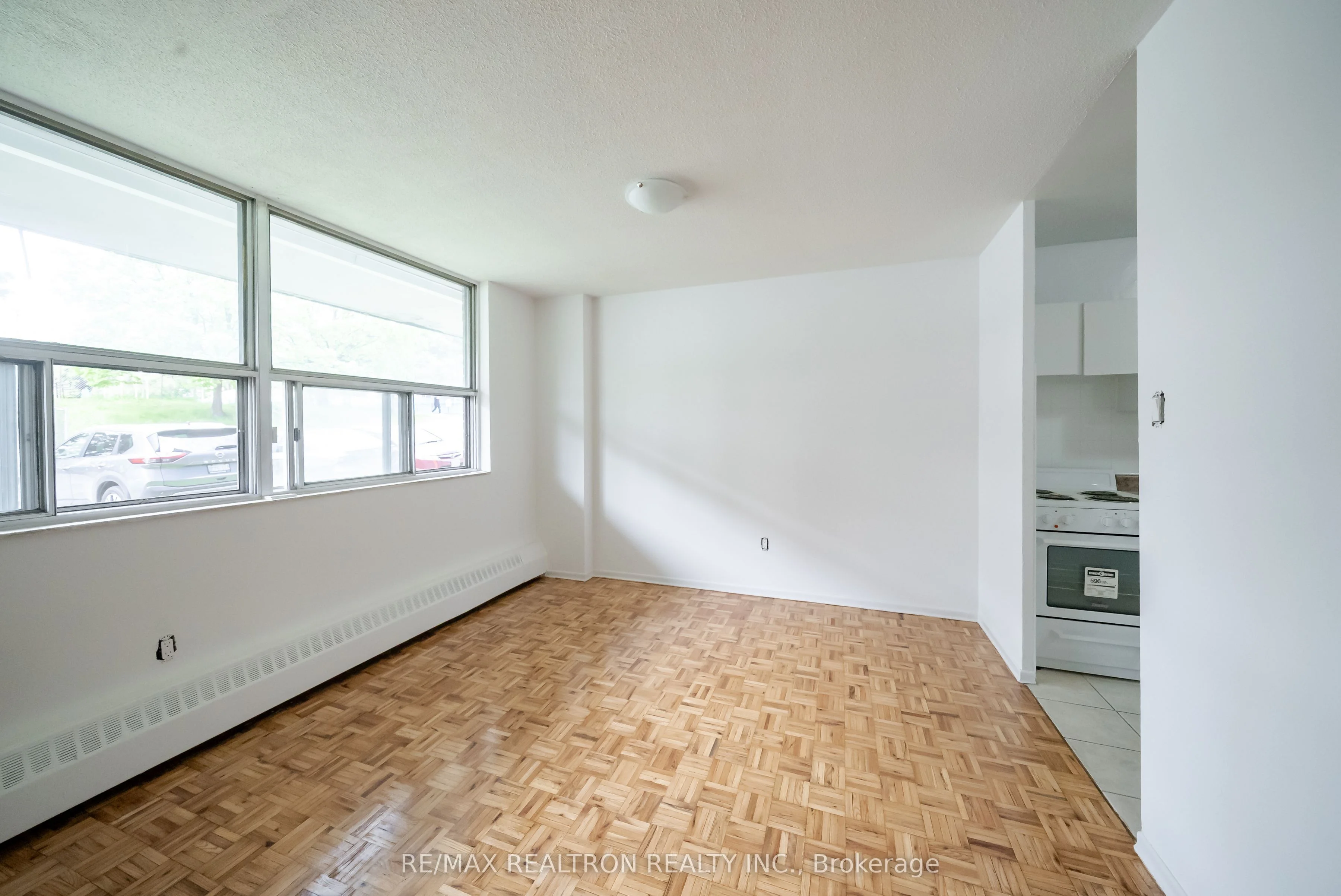 5 Glamorgan Avenue 112, Toronto E04, On M1p 4p1