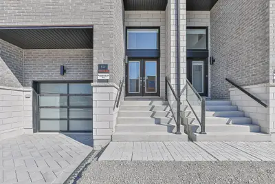 Att/Row/Townhouse in Toronto