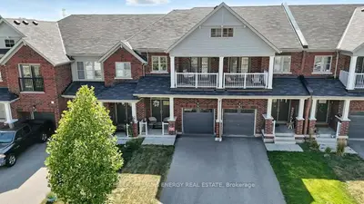 Att/Row/Townhouse in Whitby
