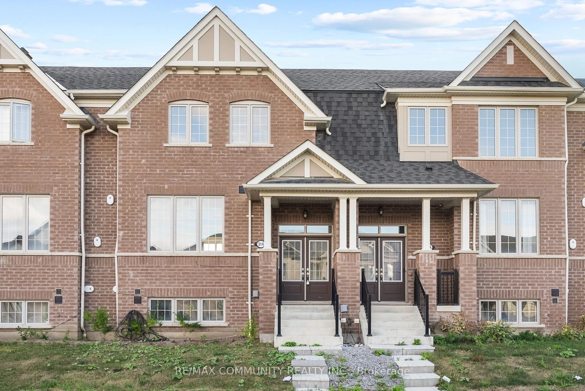 Att/Row/Townhouse in Whitby