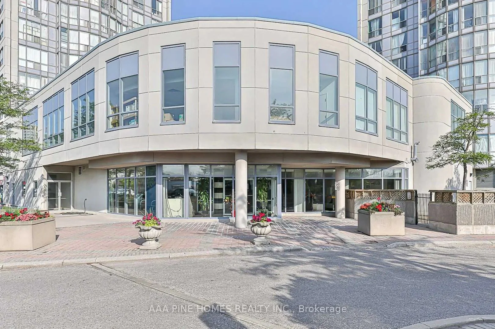 2550 Lawrence Avenue E #1111, Toronto E04, ON M1P 4Z3