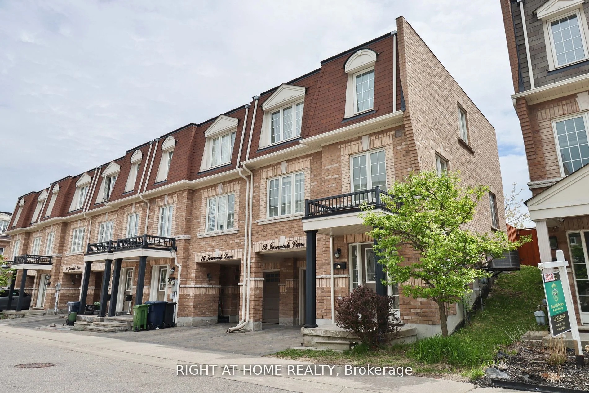 Att/Row/Townhouse in Toronto