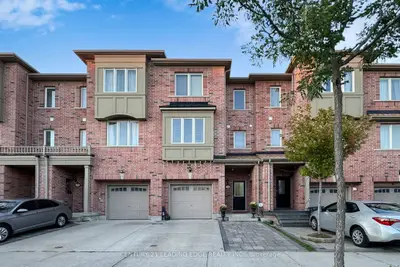 Att/Row/Townhouse in Toronto