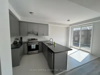 Att/Row/Townhouse in Oshawa