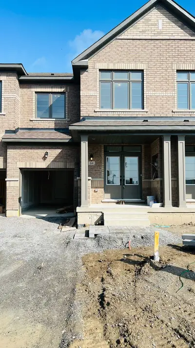Att/Row/Townhouse in Whitby