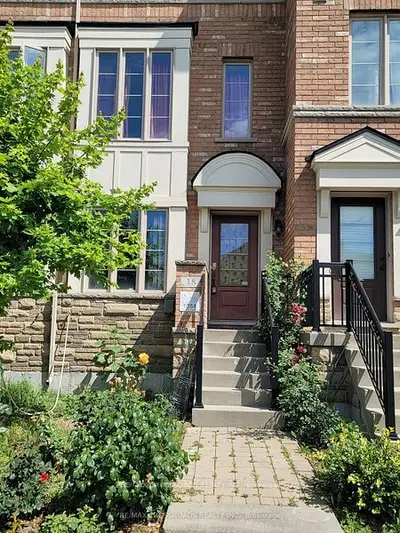 Att/Row/Townhouse in Toronto