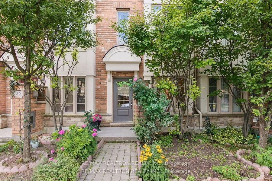 Att/Row/Townhouse in Toronto