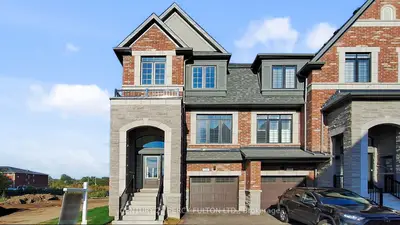 Att/Row/Townhouse in Whitby