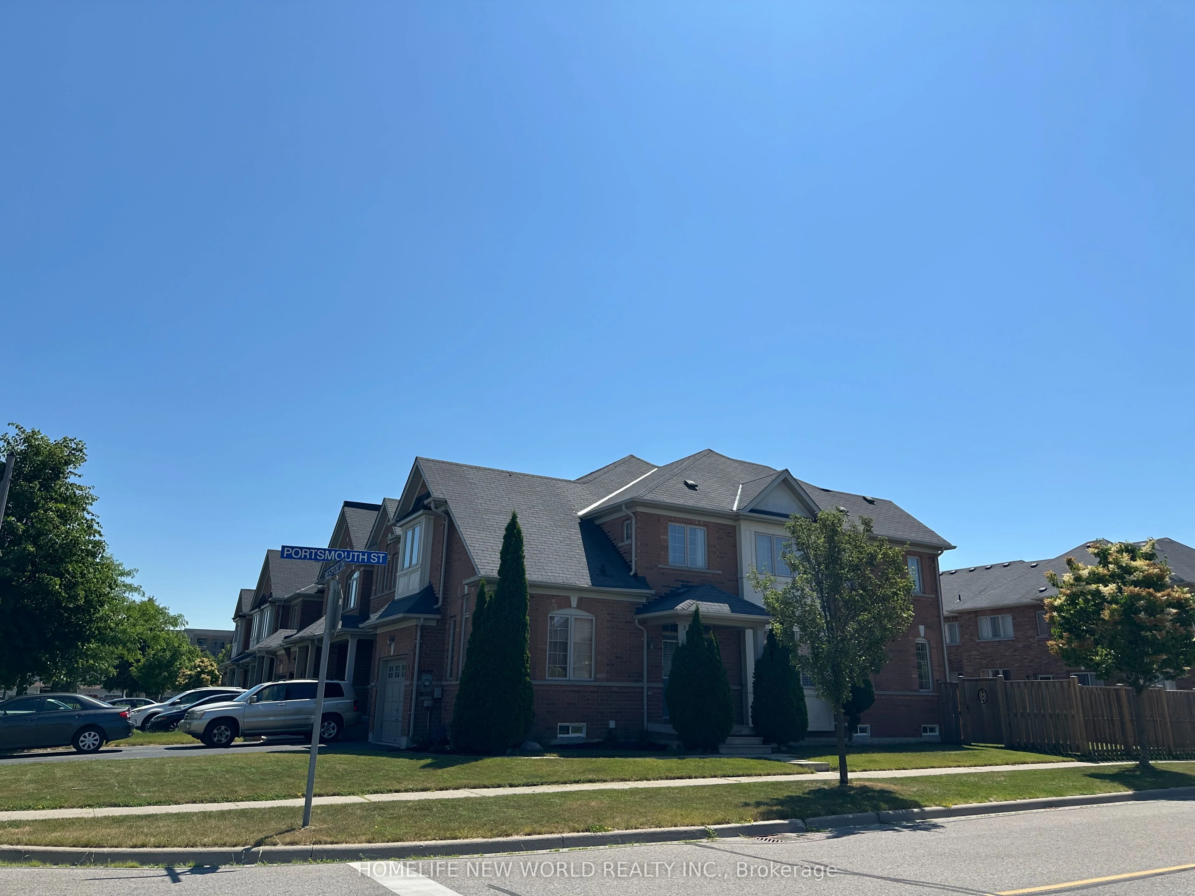 Att/Row/Townhouse in Whitby