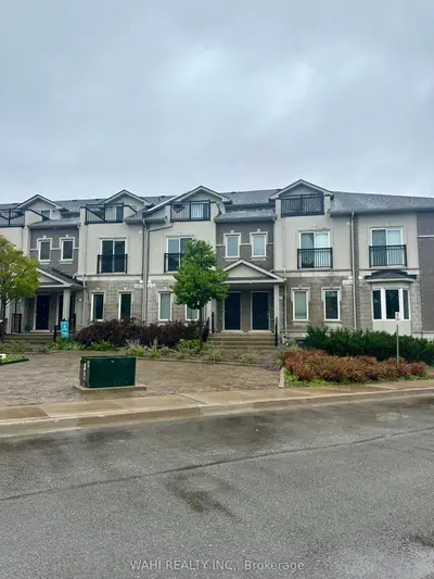 Att/Row/Townhouse in Whitby