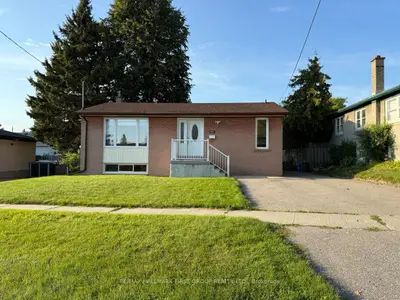 Detached in Whitby