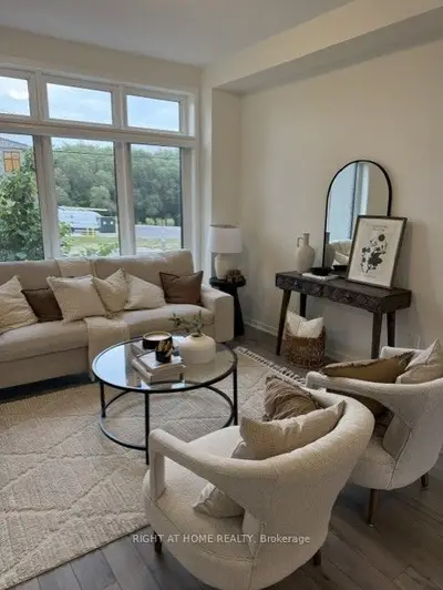 Att/Row/Townhouse in Oshawa