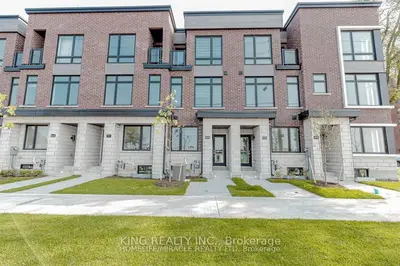Att/Row/Townhouse in Toronto