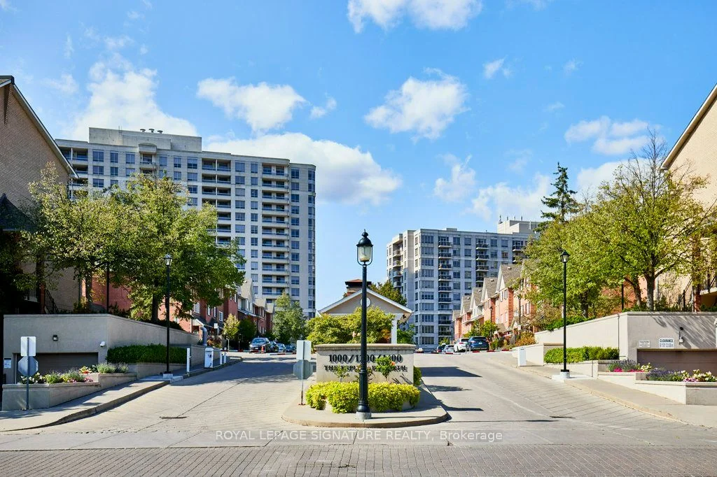 Condo Apartment in Pickering